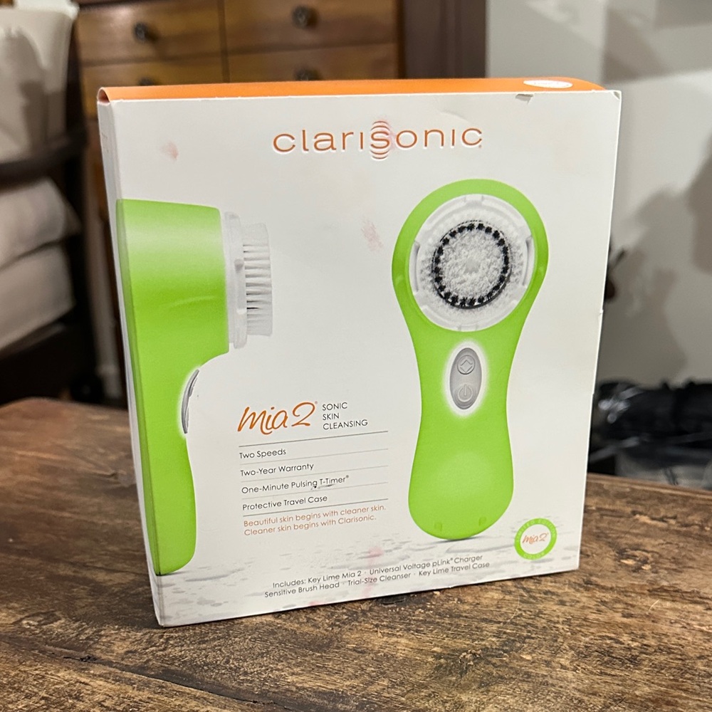 Clarisonic Mia 2 Sonic Cleansing Brush - Bright Green new with tags